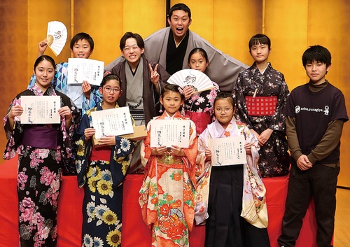 観客に笑いを届けた噺家たち。後方中央は柳家あお馬さん