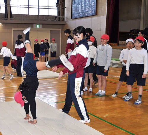 児童一人ひとりにていねいに指導した