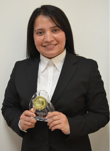 表彰楯を持つカルキ・ビニタさん