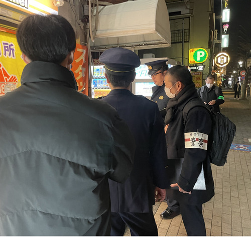 無料案内所で声かけをする署員ら