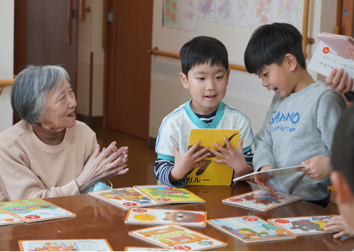 伝承あそびや歌などを通じて交流した