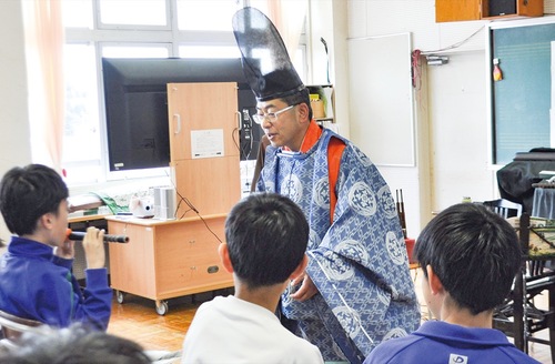 実際に生徒が楽器を吹いて体験