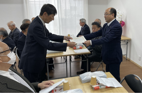 天野会長（左）から栗城代表に感謝状が贈られた