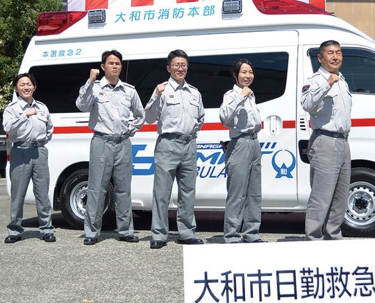 日勤救急隊に配属された隊員ら＝4日・市消防本部