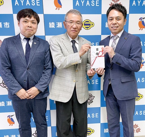 目録を手にする長嶺会長（中央）と橘川市長（右）