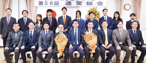 卒業部員を交えて記念撮影