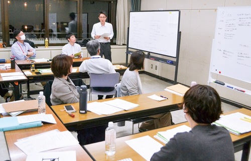 支援に向けた研修に参加する担当者たち