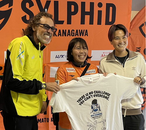 サポーターと笑顔で記念撮影に応じるラモスさん（左）＝6日・大和なでしこスタジアムで