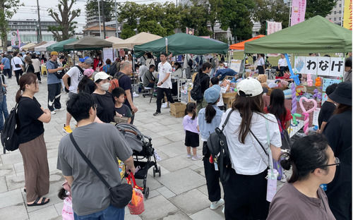 各ブースが多くの人でにぎわった＝18日・やまと公園