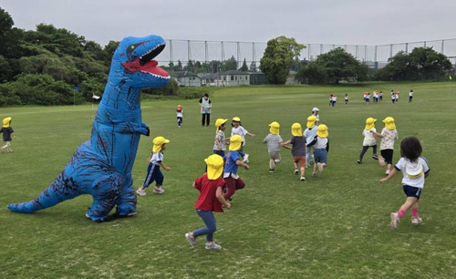 芝生の上で遊ぶ子どもたち