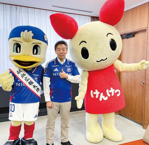 古谷田市長を表敬訪問したマリノスケ（左）