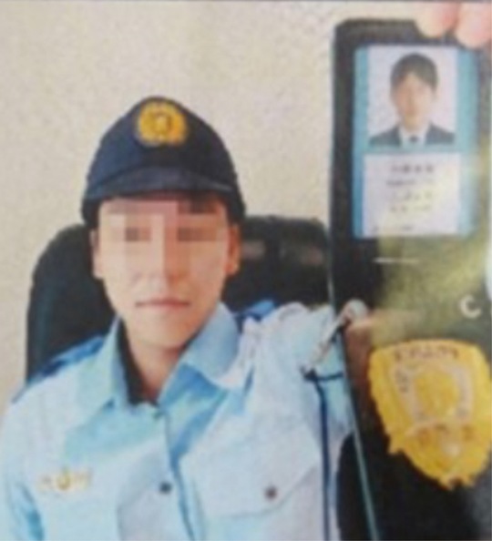県警公式SNSで公開された偽警官の画像（警視庁提供）