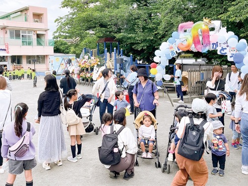 多くの来場者でにぎわう園内