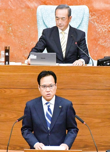 就任のあいさつで登壇する谷口氏（下）