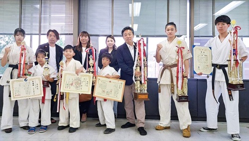 表敬訪問の様子＝提供