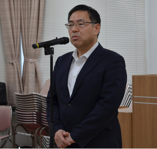 あいさつする長沢会長