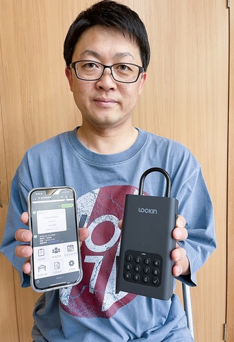 スマートフォンとキーボックスを活用した会館の予約方法について解説する家永会長