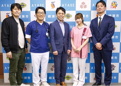 （左から）大橋監督、鈴木拓さん、橘川市長、日向端ひなさん、きくち総合診療クリニック菊池理事長