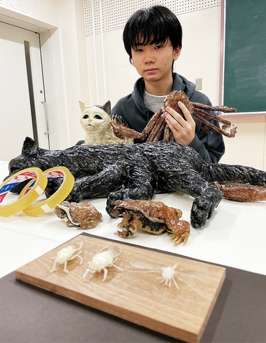 生み出した作品を手にする荻野さん