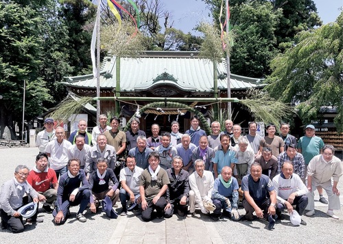 完成した茅の輪と記念撮影
