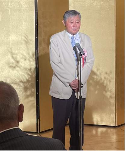 あいさつする飯室会長