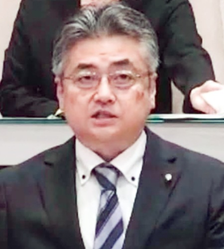 調査報告をする井上委員長（ネット中継より）