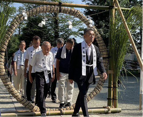 茅の輪をくぐる参列者たち＝６月30日・深見神社