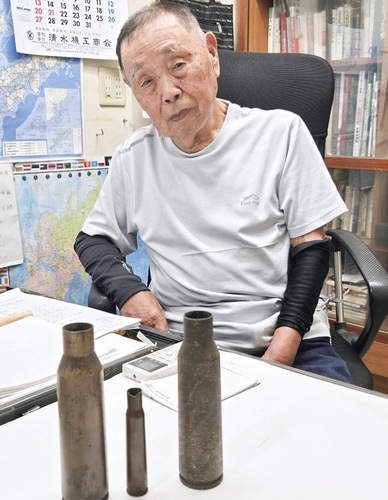 降り注いだ薬きょうを前に語る高橋さん