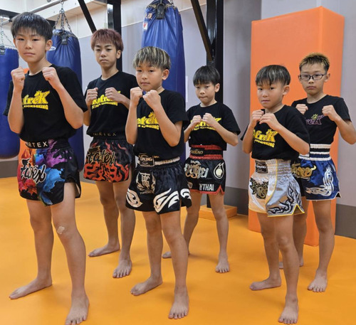 全国大会に出場する煌晟さん、隼斗さん、風翔さん、健さん、丈さん、飛羽さん（左から）