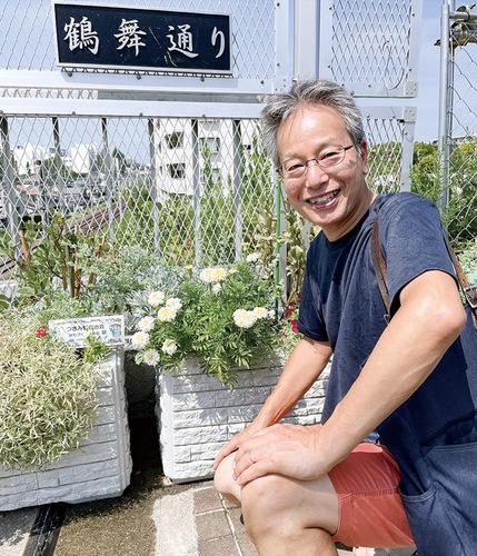 駅周辺の植栽について説明する佐藤委員長＝6日・つきみ野駅近くで