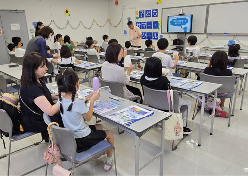 お札を数える児童ら