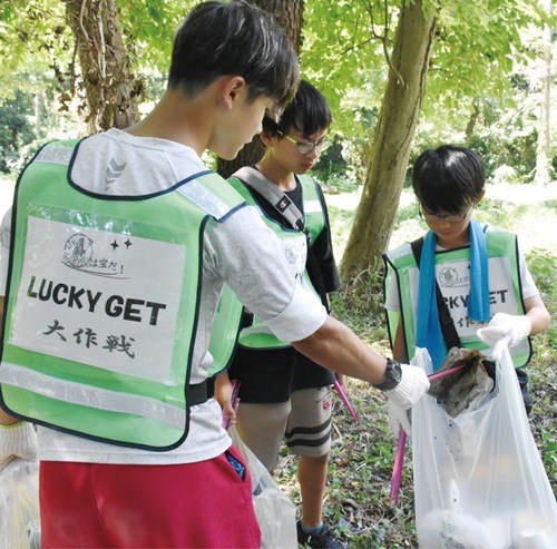 ゴミを拾う参加者＝提供