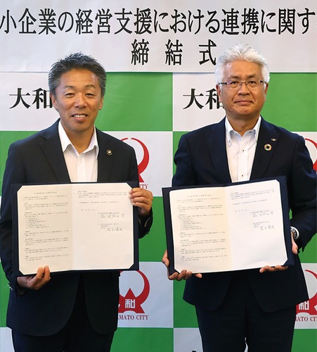 記念撮影に応じる尾上理事長（右）と古谷田市長＝22日・大和市役所