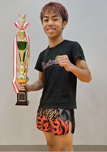 トロフィーを手に笑顔の小池さん