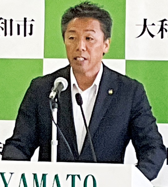 会見に臨む古谷田市長＝22日・大和市役所