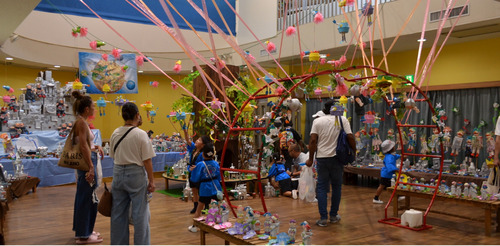 園児たちの作品が展示された