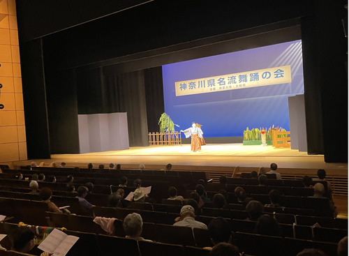 多くの観客が舞台を見守った