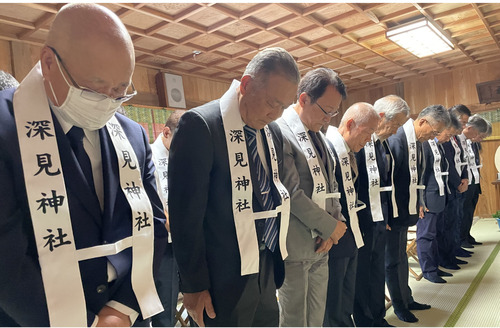 神事に臨む参列者ら　　＝15日・深見神社