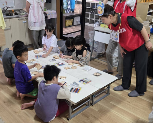 ペン立てを作る児童たち