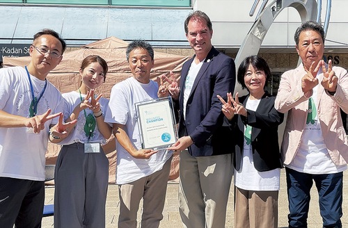 表彰状を受け取る古谷田市長（左から３人目）＝21日・大和駅前広場