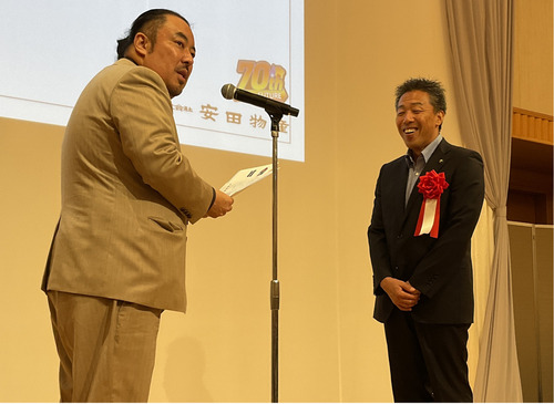 古谷田市長（右）に目録を渡す安田代表（左）