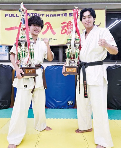 トロフィーを持ち笑顔の松岡さん（左）と小林さん（右）