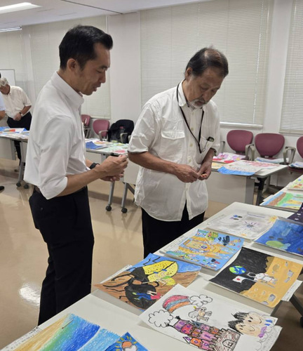 一枚ずつ真剣に審査する会員たち