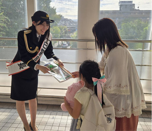 交通安全を呼び掛ける網代さん（左）