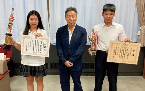 古谷田市長に報告した簗田さん（左）と高村さん（右）＝提供