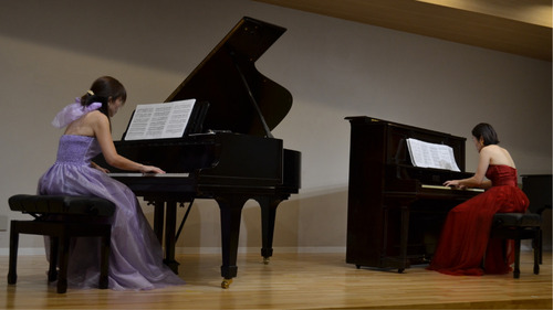 カワイレトログランドピアノ（左）とFUKUSHIMAPIANO（右）