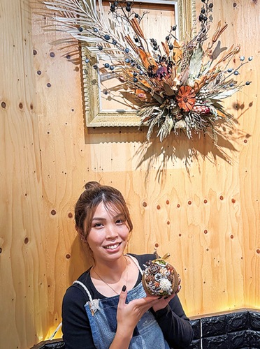 作品を手にする藤さん