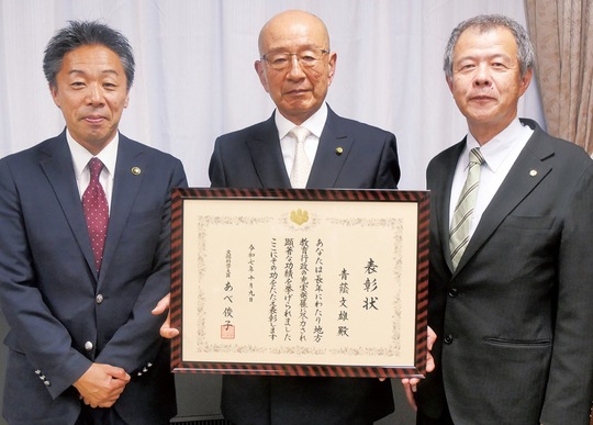 古谷田市長（左）、藤井教育長（右）らに受賞を報告する青蔭元教育委員長（中央）＝10月９日・大和市役所
