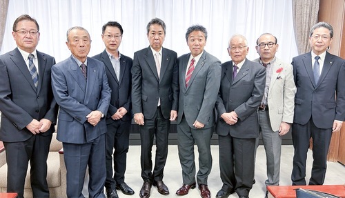 左から前田副市長、片倉副会頭、新村副会頭、本田会頭、古谷田市長、長谷川副会頭、橋本副会頭、鳴海専務理事＝10月1日・大和市役所