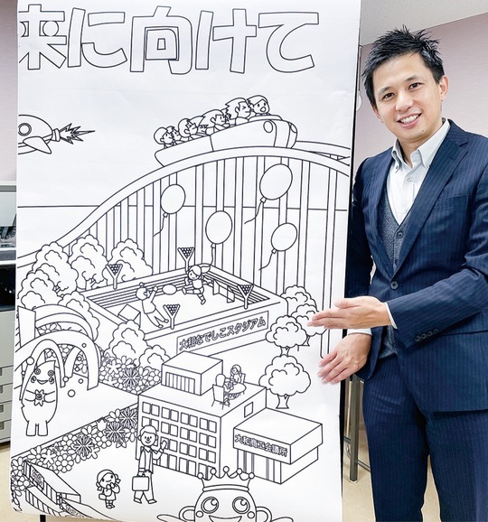 ぬり絵の一部を紹介する担当の片山さん